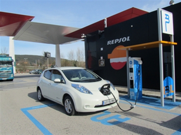 Ibil y Nissan instalan el primer punto de carga rápida de Cantabria